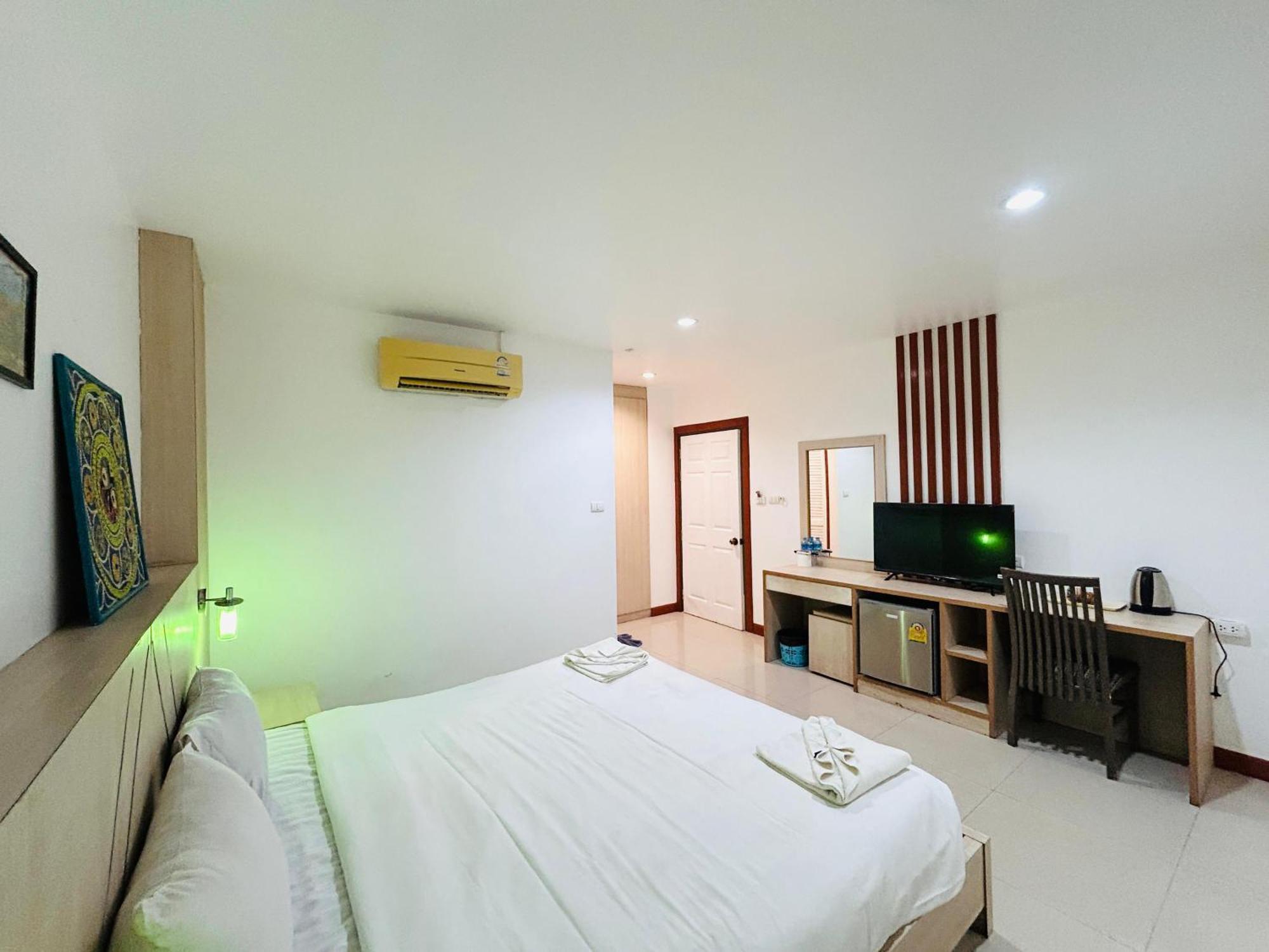 Cukoon Hotel Patong Exterior foto