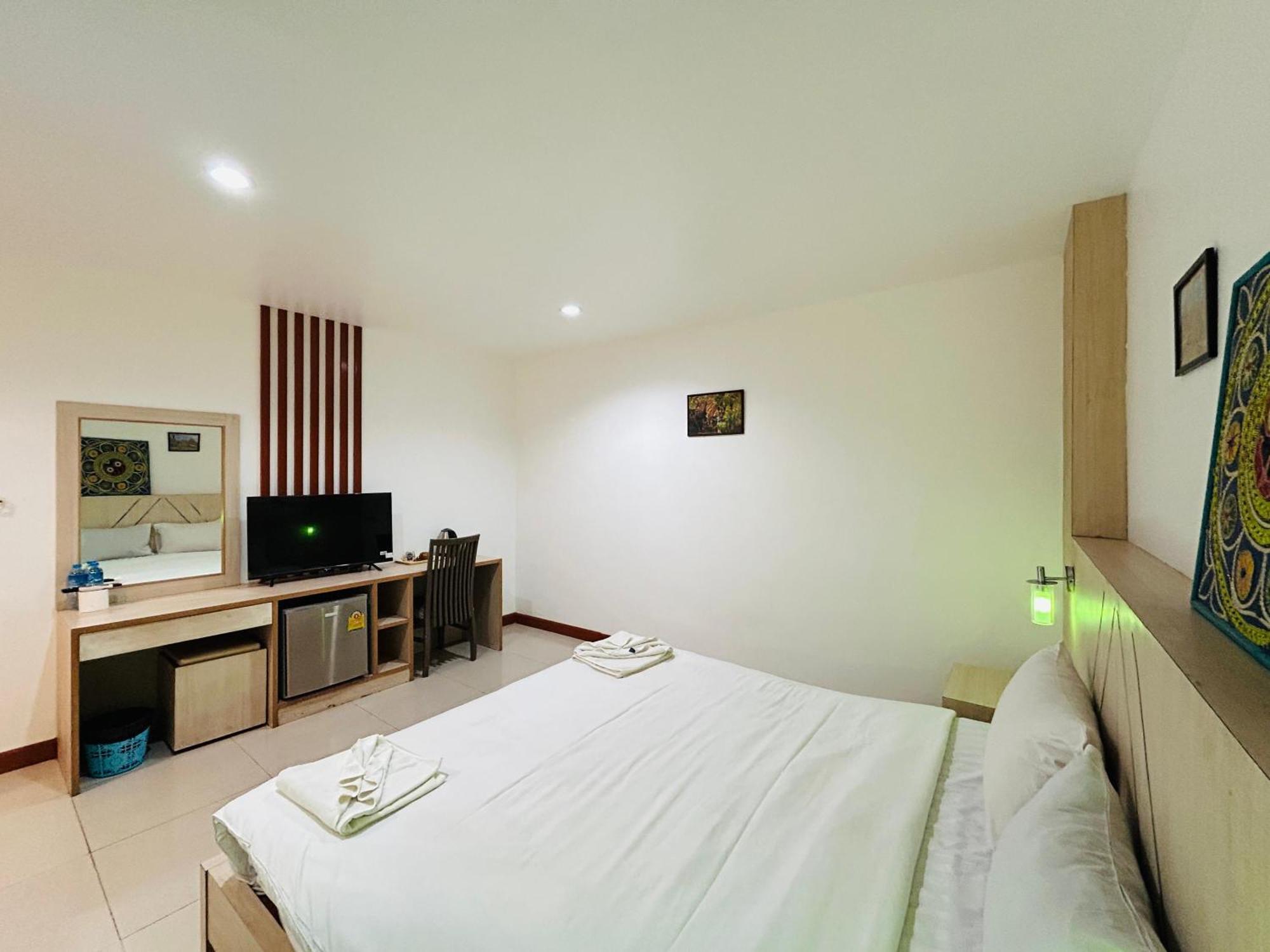 Cukoon Hotel Patong Exterior foto