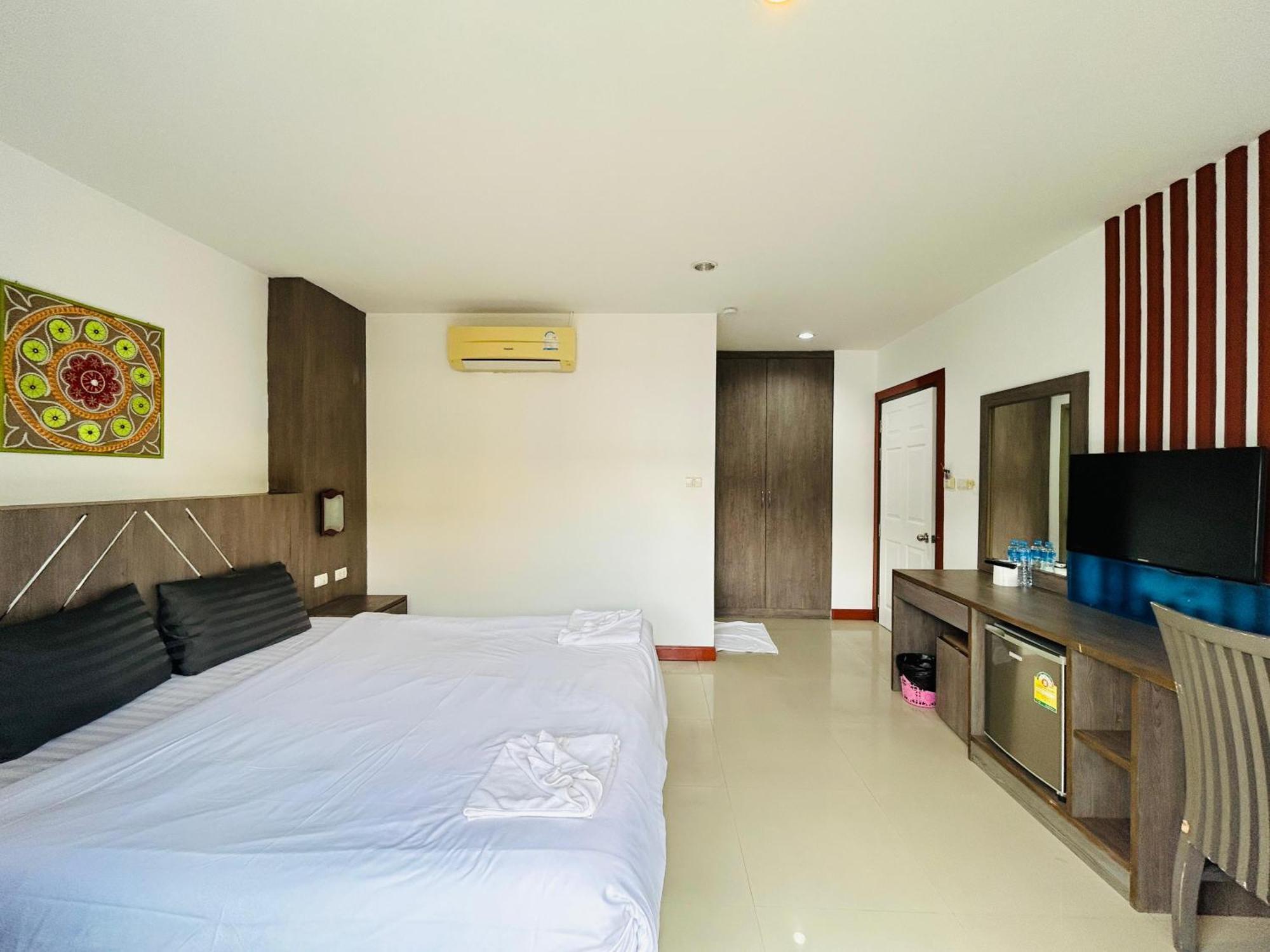 Cukoon Hotel Patong Exterior foto