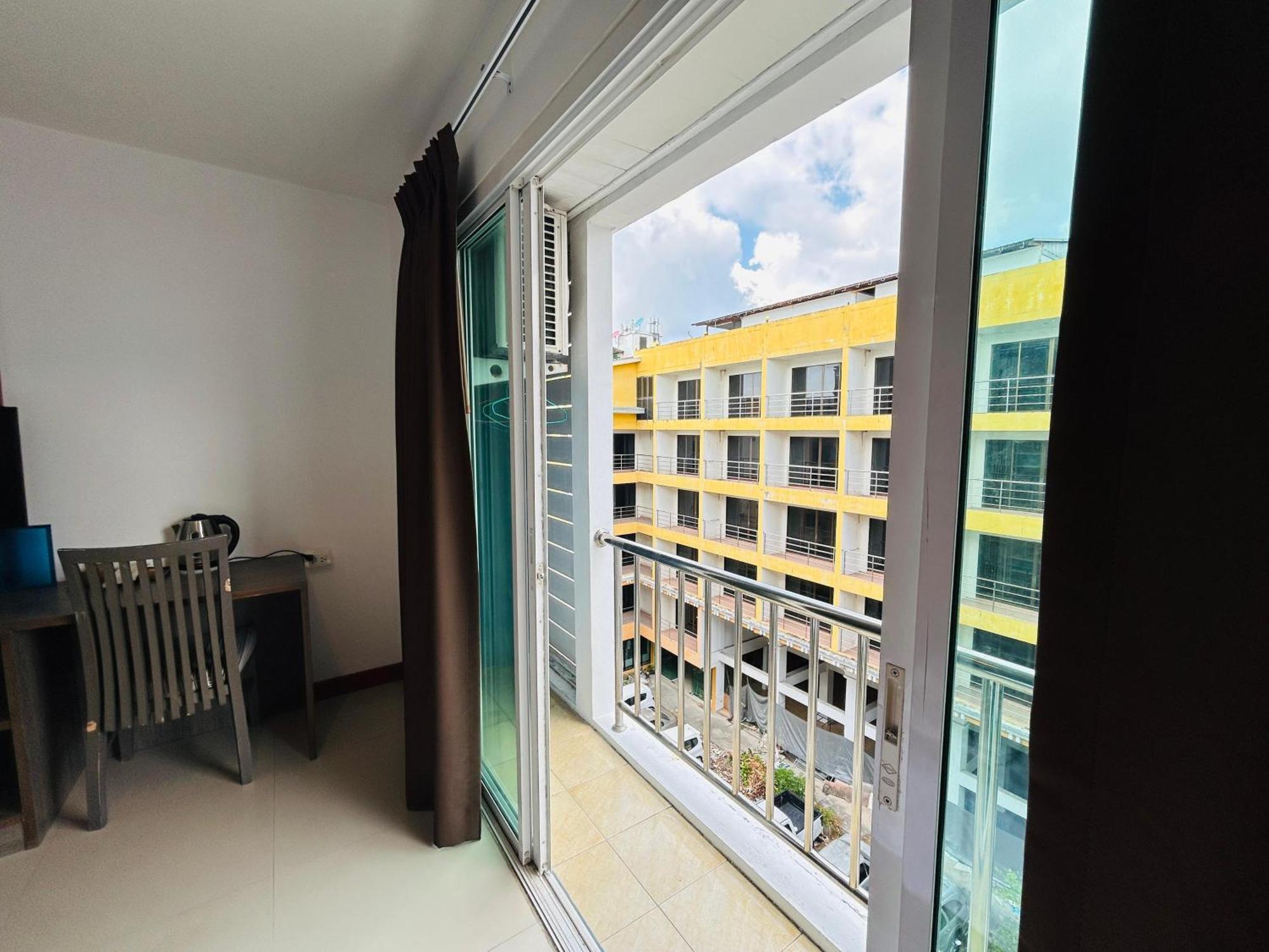 Cukoon Hotel Patong Exterior foto
